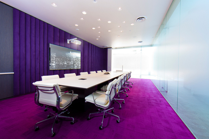 Doc office. Офис в фиолетовых тонах. Сиреневый цвет стен в офисе. Офис в фиолетовом цвете. Кабинет в сиреневых тонах.